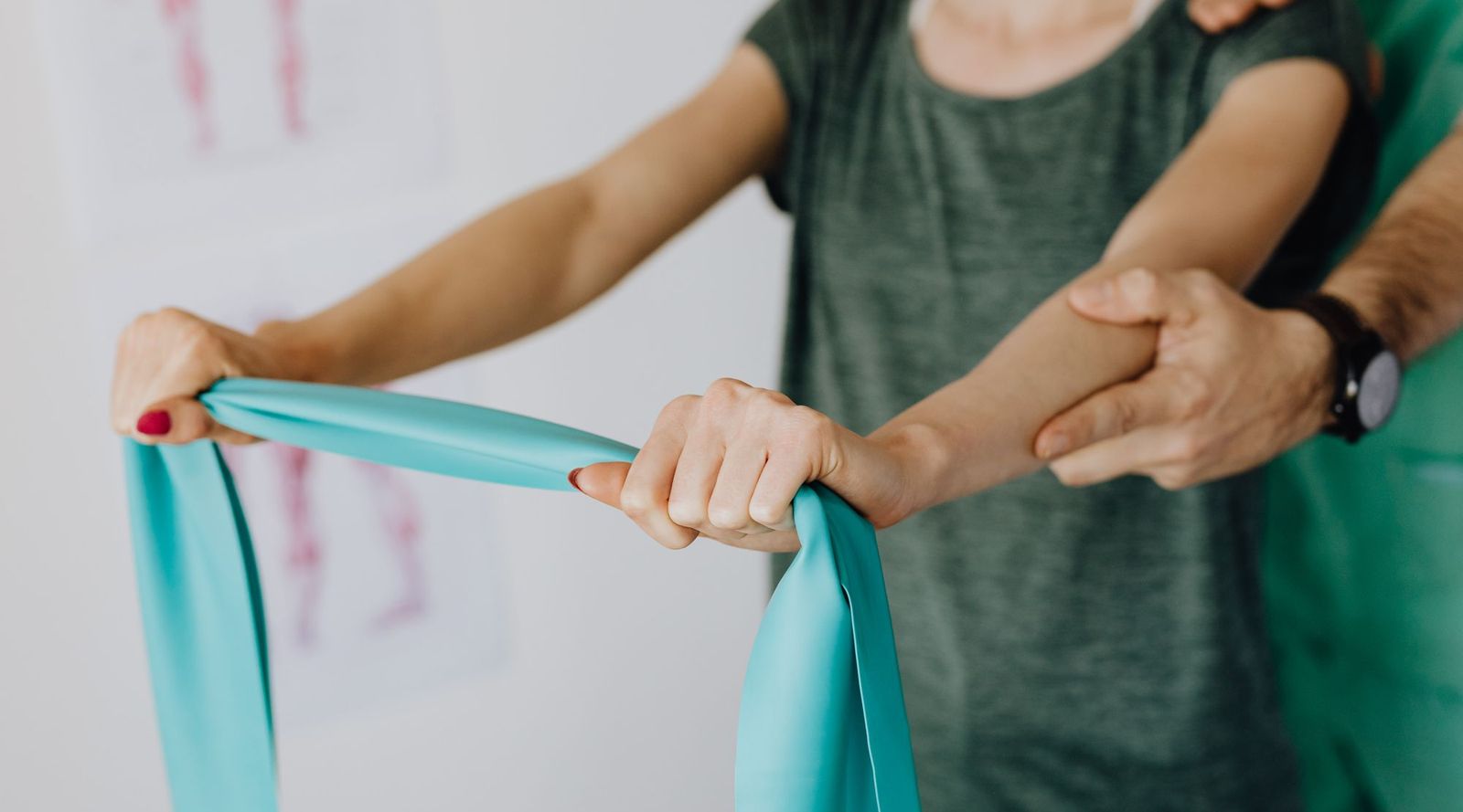 Kinésithérapeute réalisant une rééducation orthopédique au cabinet Infalt/Maraga