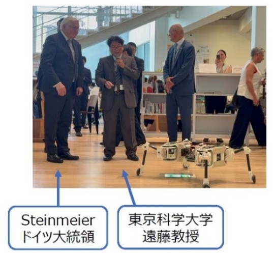 図7　 Roller-Walker Ⅱ.rの見学のようす
（在日ドイツ大使館公式Instagramより）
