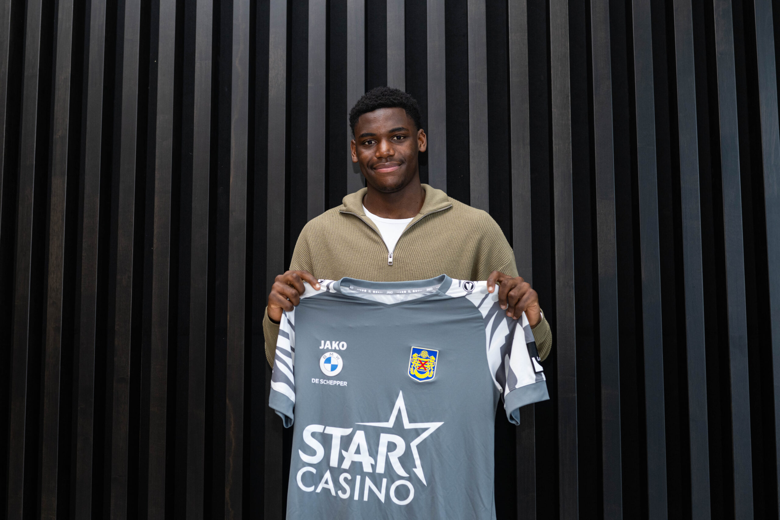Profcontract voor Josua Lusamba Tshiolola