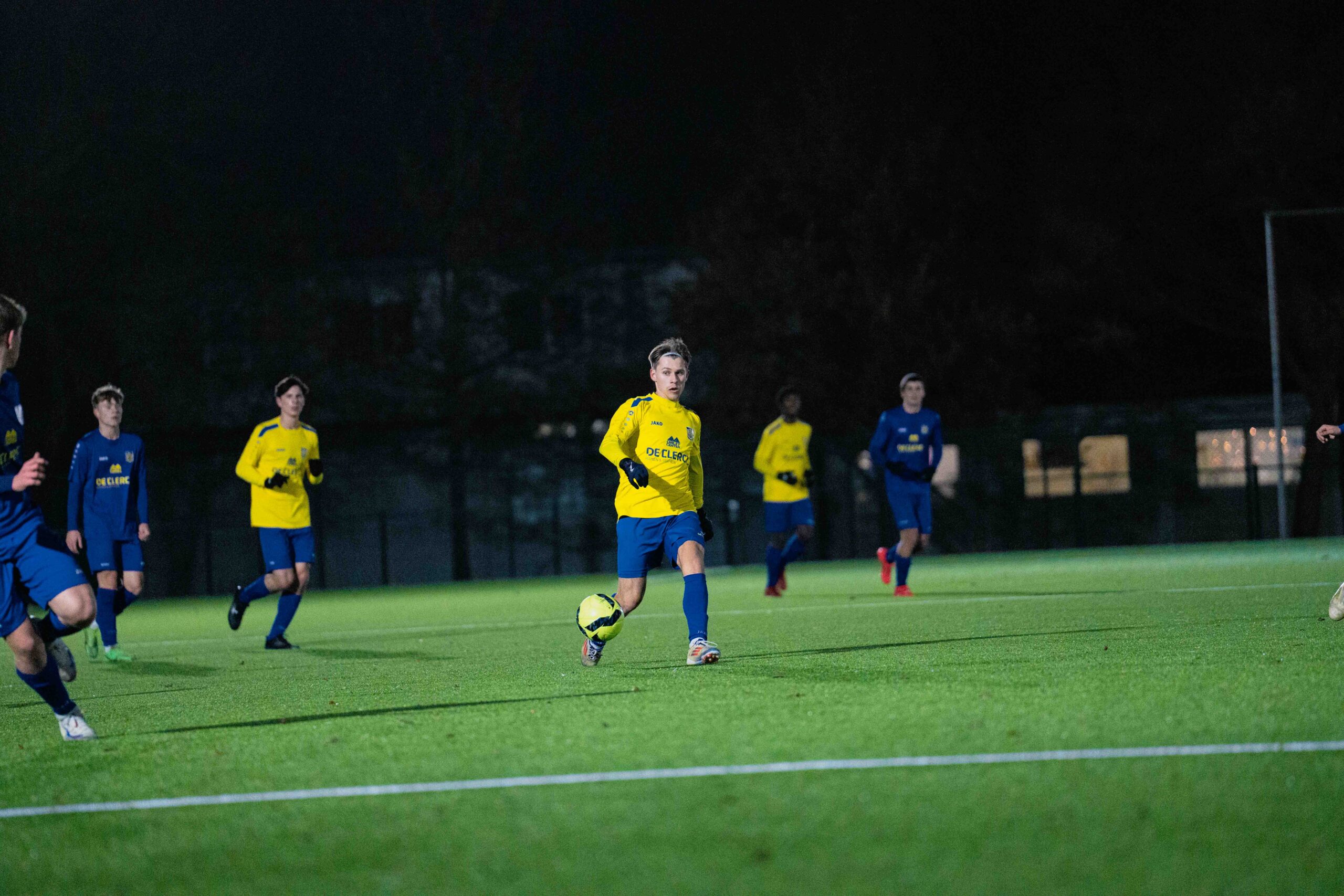 Jonge Leeuwen kloppen La Louvière in topper