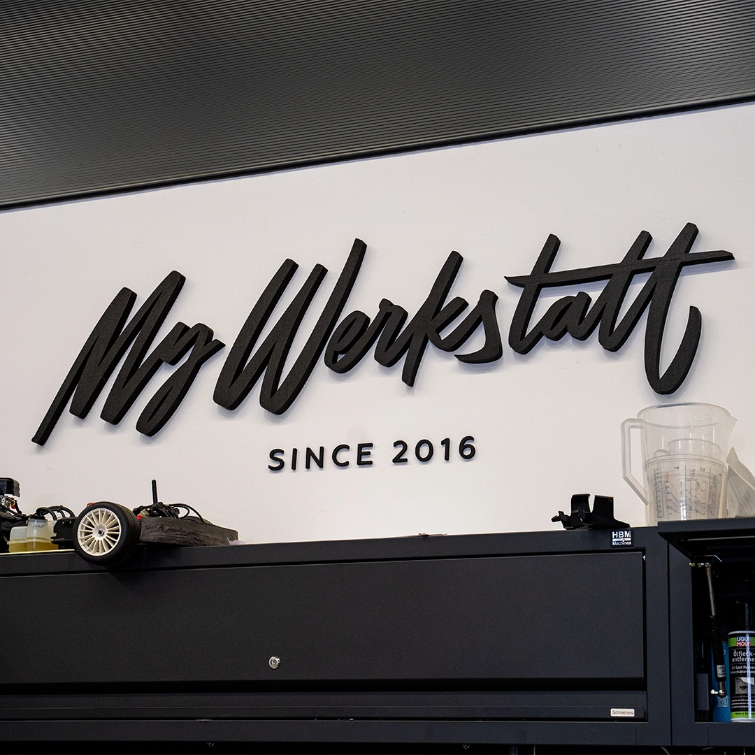 Schriftzug My Werkstatt since 2016 an der Wand über einer Werkbank