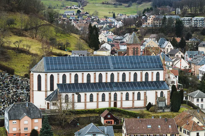 Panneaux photovoltaïques Voltec Solar sur l'église d'Orbey
