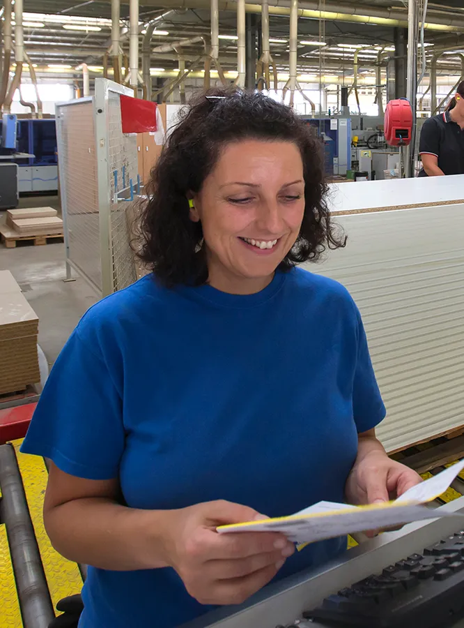 Collaboratrice à son poste de travail dans l'atelier