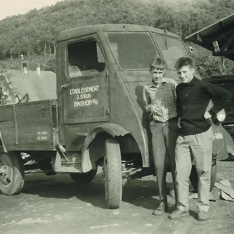 Camion de la menuiserie Joseph Strub et deux collaborateurs