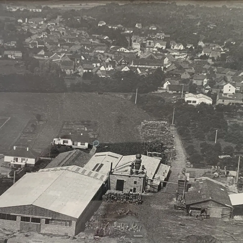 La scierie Strub à Dinsheim en 1960, vue aérienne