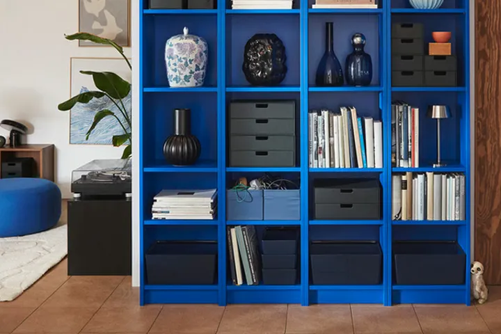 Bibliothèque modulaire bleue garnie de livres et d'objets