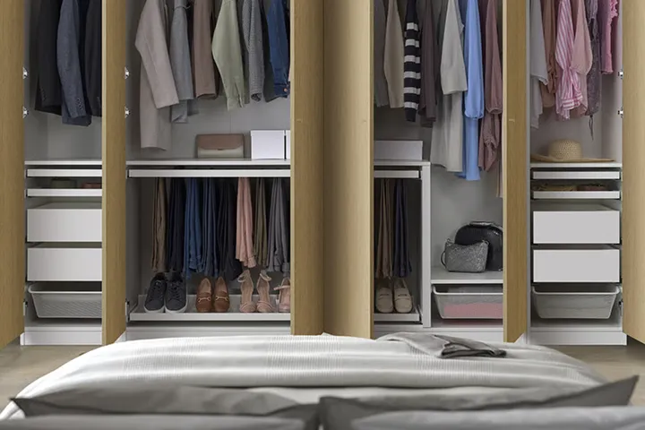 Dressing ouvert avec penderies et tiroirs
