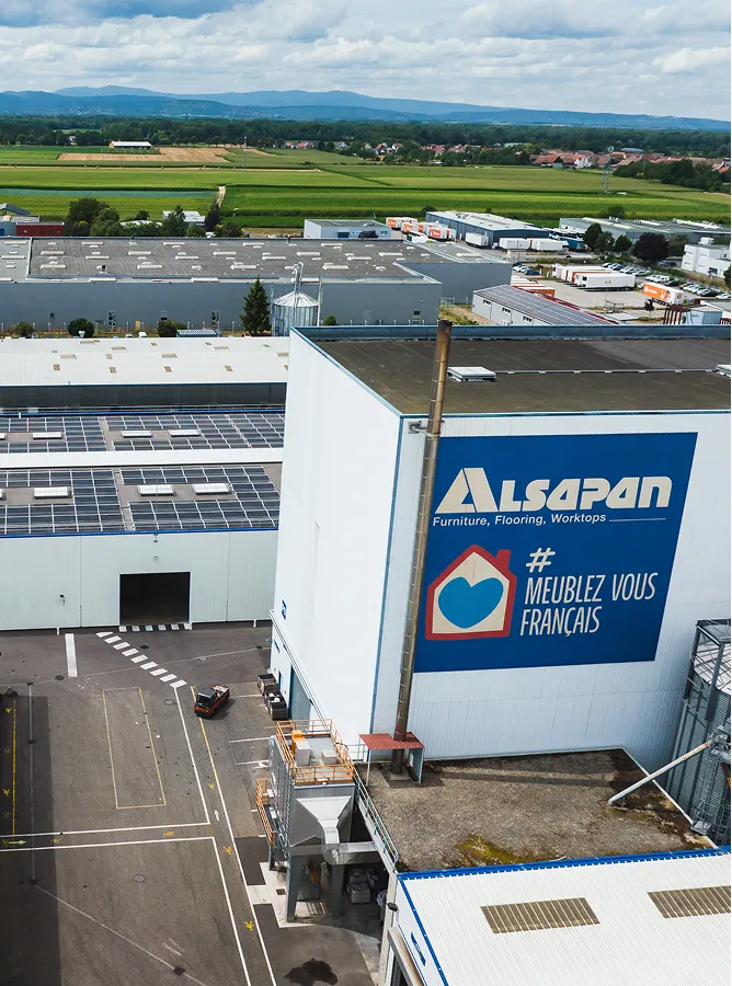 Site industriel Alsapan vu du ciel, toitures équipées de panneaux solaires