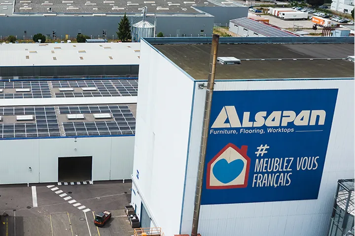 Centrale solaire en toiture du site Alsapan, vue aérienne