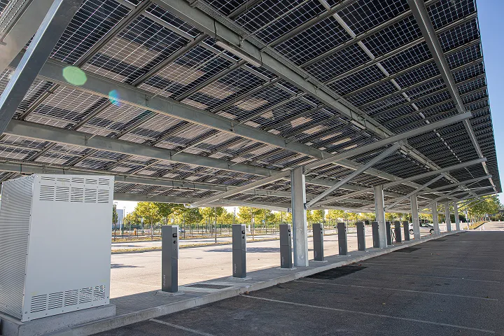 Ombrières photovoltaïques au-dessus d'un parking