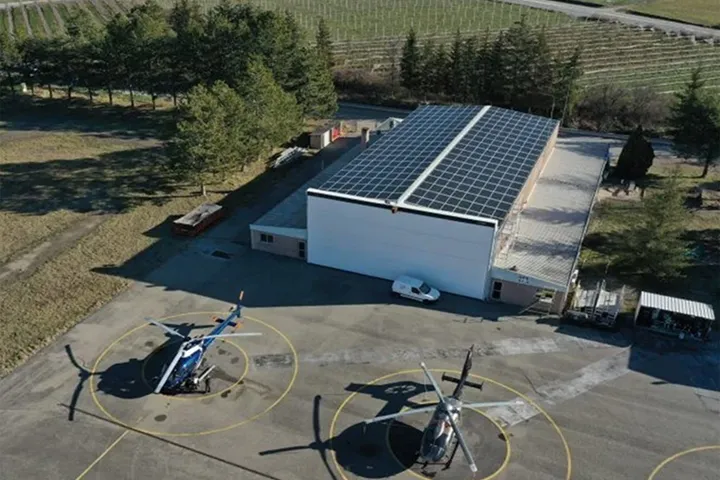 Panneaux photovoltaïques en toiture d'un hangar en zone aéroportuaire