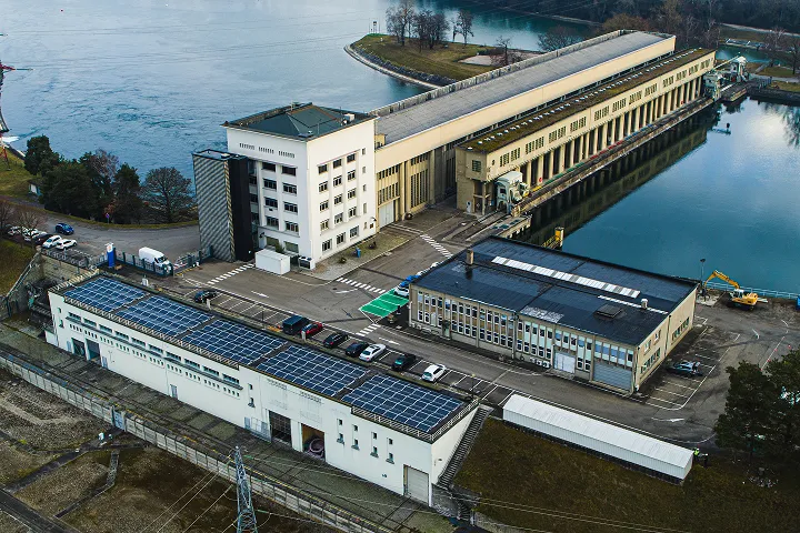 Centrale photovoltaïque en toiture d'un site industriel, vue aérienne