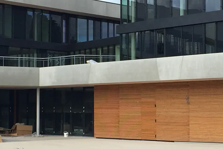 Bâtiment contemporain habillé de bois