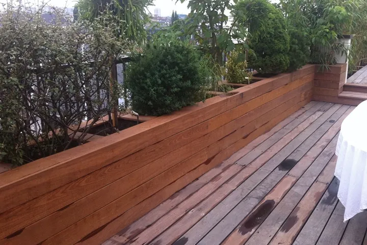Terrasse en bois bordée d'une jardinière