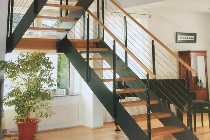 Escalier à marches en bois sur limon métallique