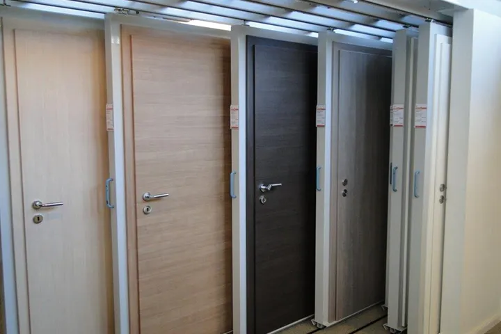Portes intérieures présentées en showroom