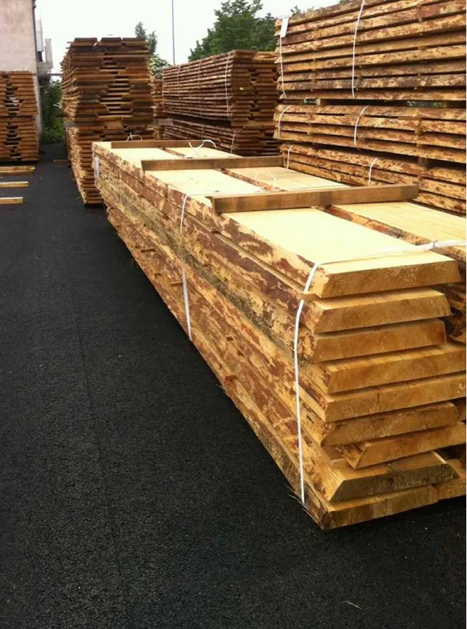 Piles de bois scié dans le parc de stockage