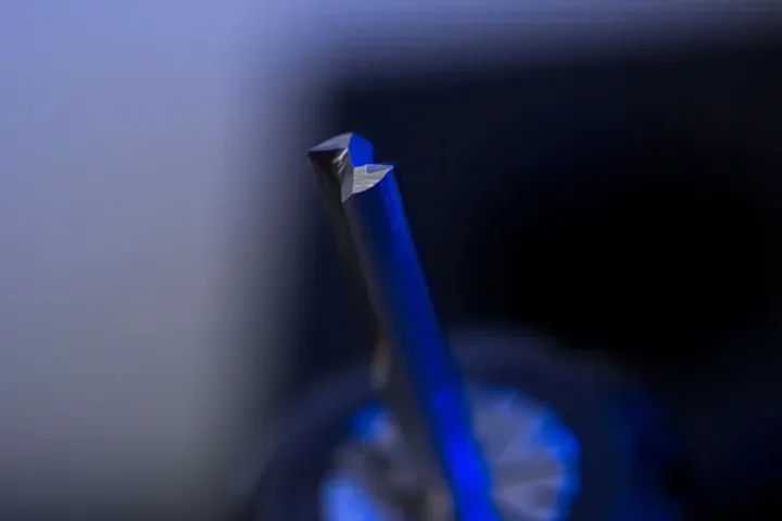 Outil de coupe monté sur une machine d'usinage