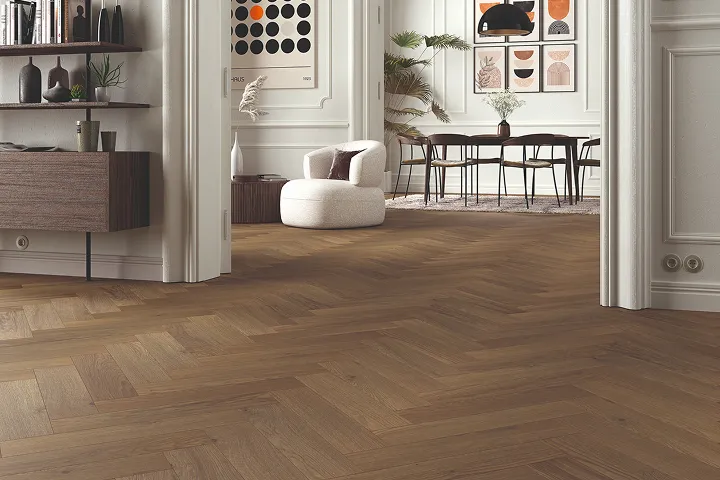 Parquet Alsaflooring en pose à bâtons rompus, chêne ton grisé, dans un intérieur haussmannien