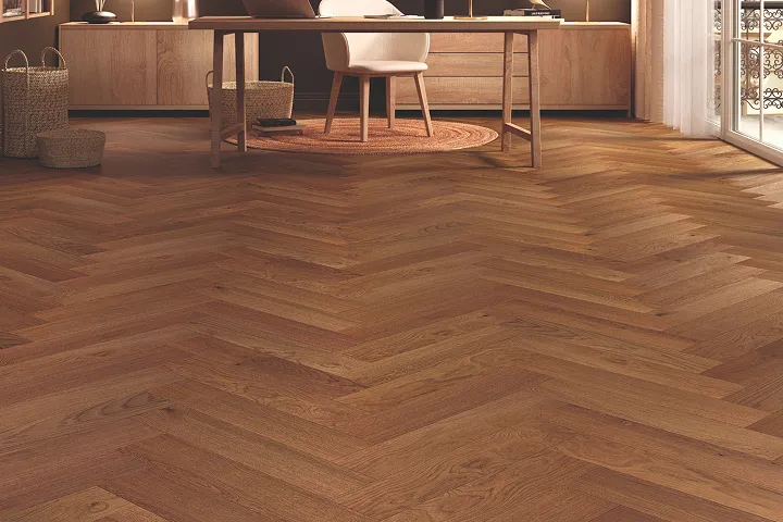 Parquet Alsaflooring en pose à bâtons rompus, chêne ton miel