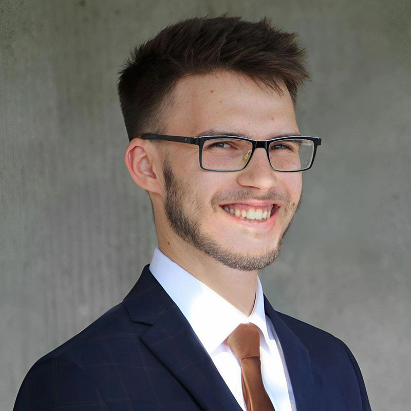 Porträt von Matthias Horvath, Techniker bei Ekomed und Ansprechpartner für Service, Wartung, Reparatur und technische Betreuung diagnostischer Systeme