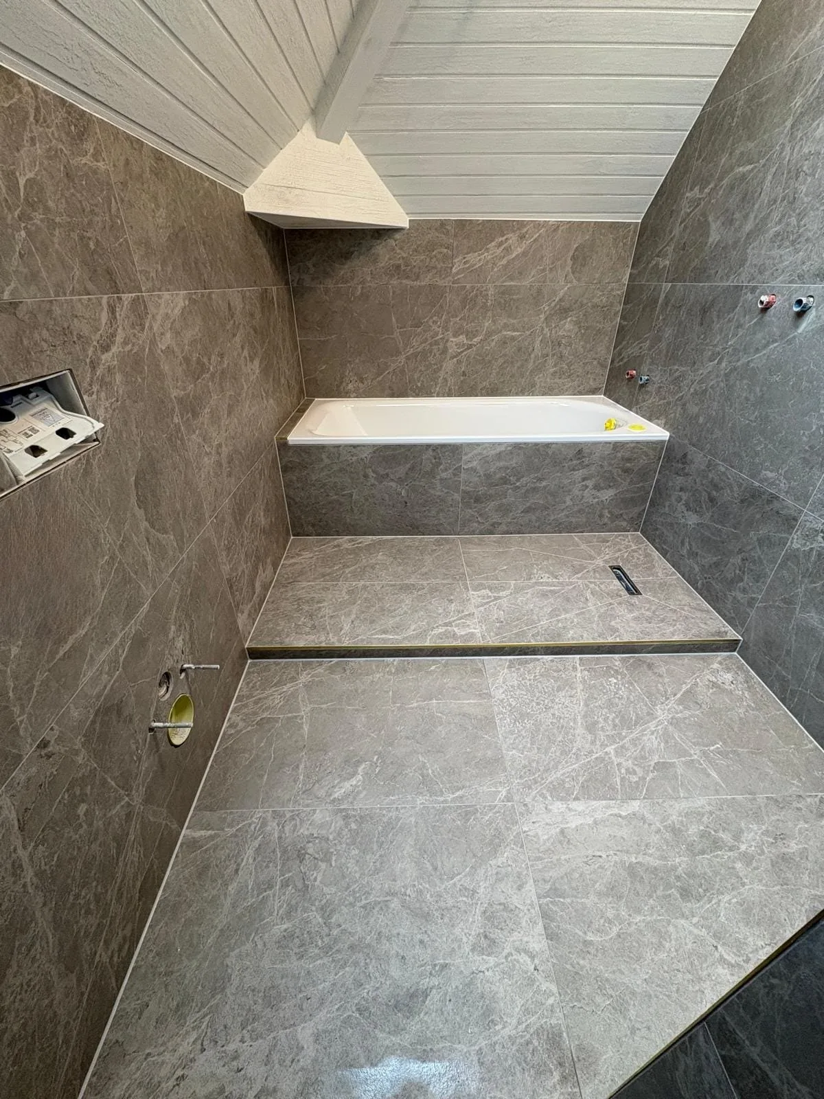 Salle de bain à l'italienne à Crans avec baignoire encastrée