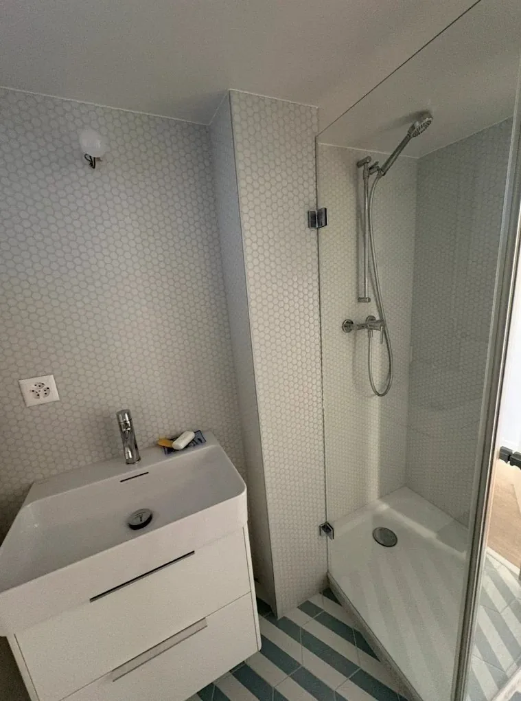 Douche à l'italienne d'angle avec paroi vitrée