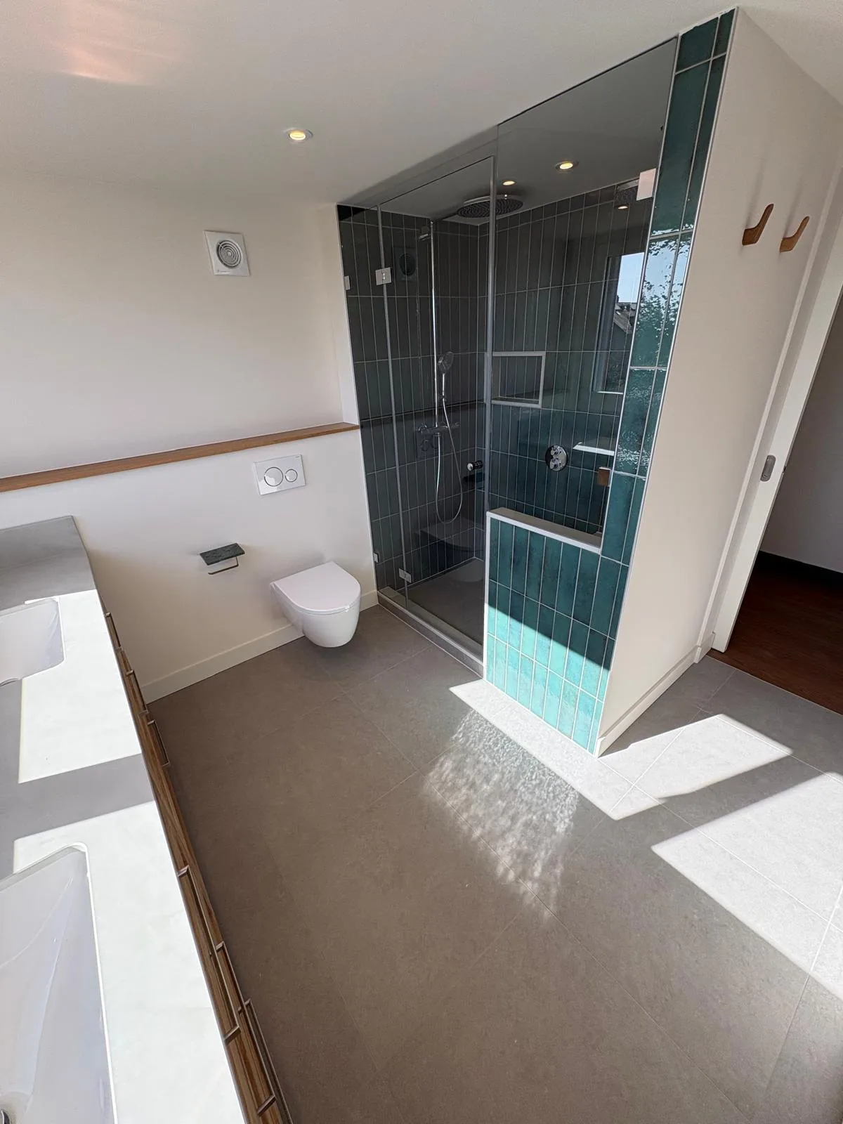 Douche à l'italienne et WC suspendu dans une salle de bain à Chéserex