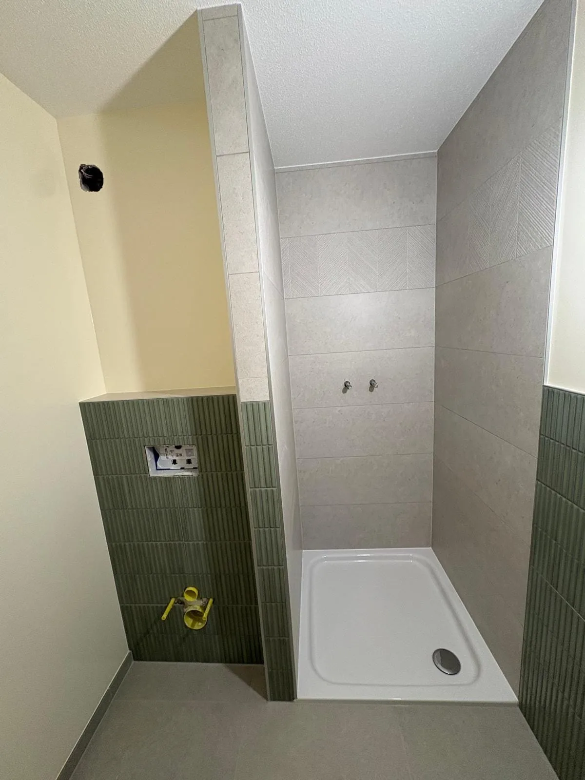 Douche carrelée dans une salle de bain rénovée sous combles à Trélex