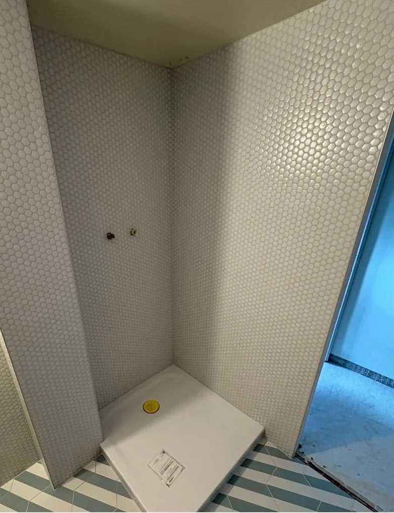 Meuble vasque suspendu dans une salle d'eau