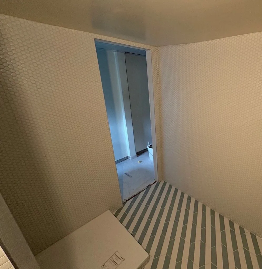 Sol carrelé au motif géométrique d'une douche à l'italienne