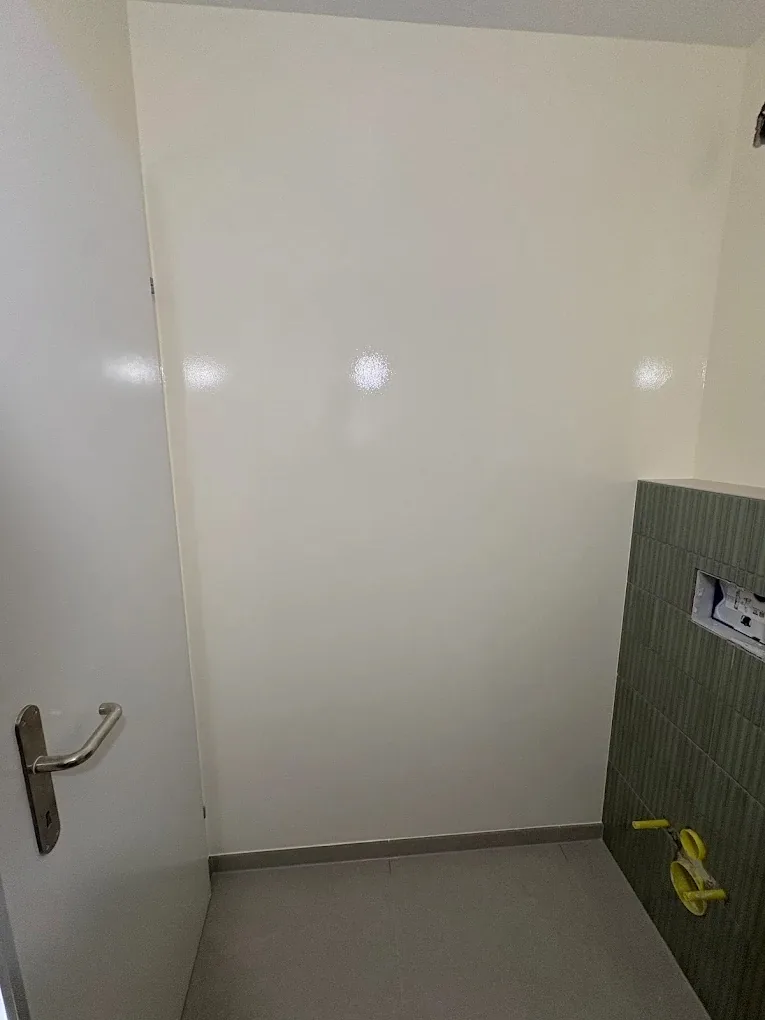 Porte et faïence verte dans une salle de douche à Trélex