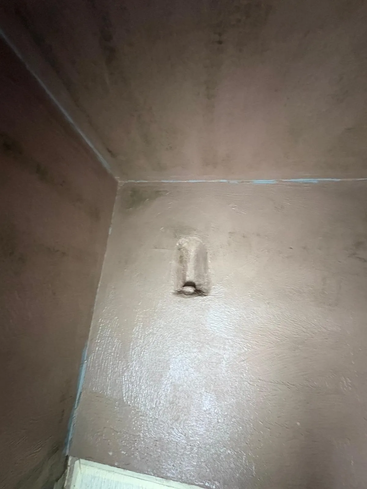 Détail de l'étanchéité autour d'une sortie de tuyau dans la douche à Crans