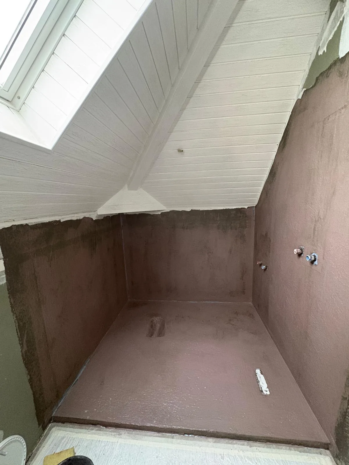 Étanchéité des murs et du sol de la douche sous combles à Crans
