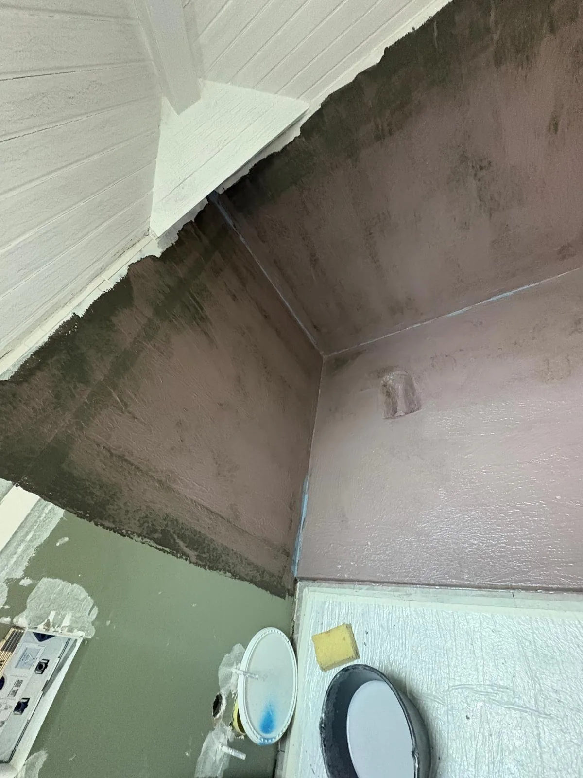 Application de l'étanchéité dans l'angle de la salle de bain à Crans