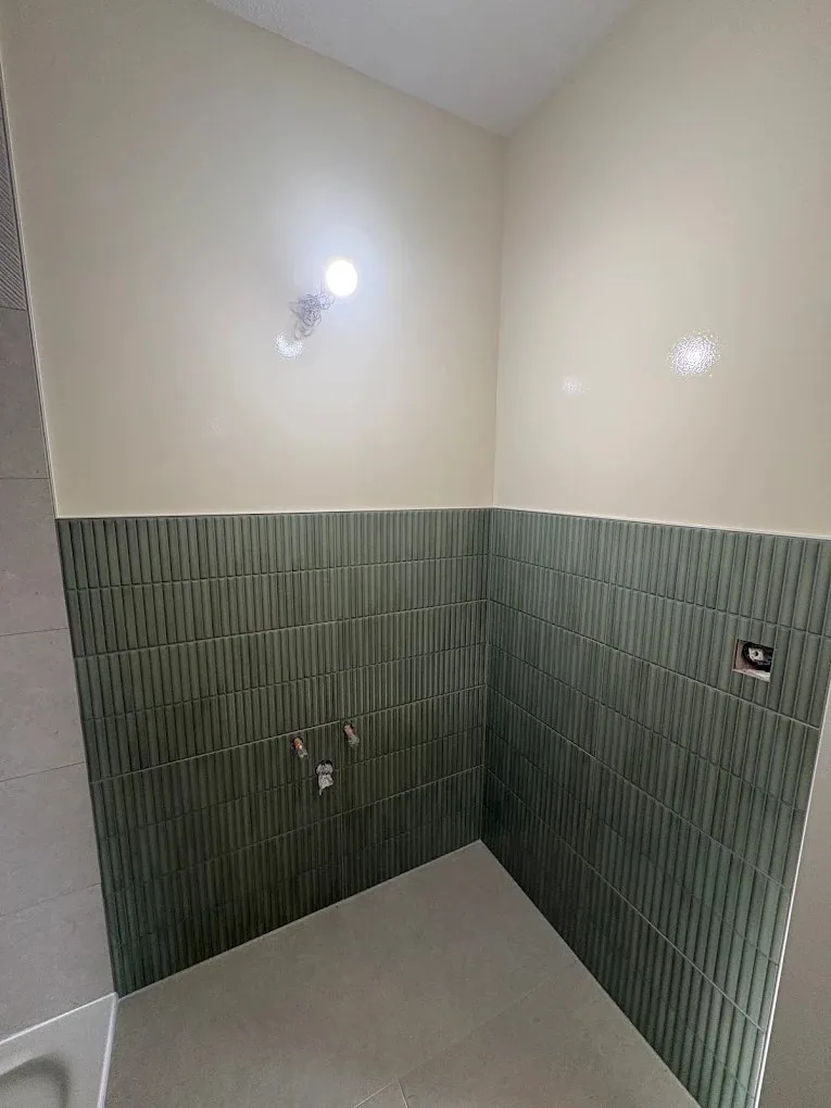 Murs carrelés d'une salle de bain à Trélex