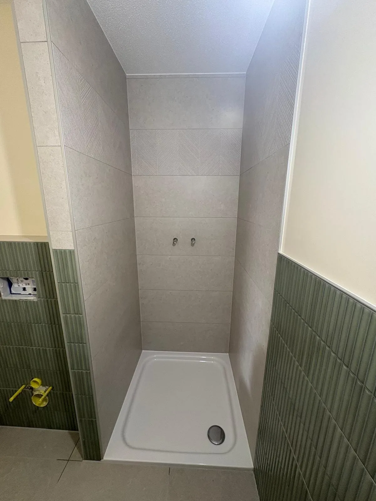 Receveur de douche dans une salle de bain à Trélex