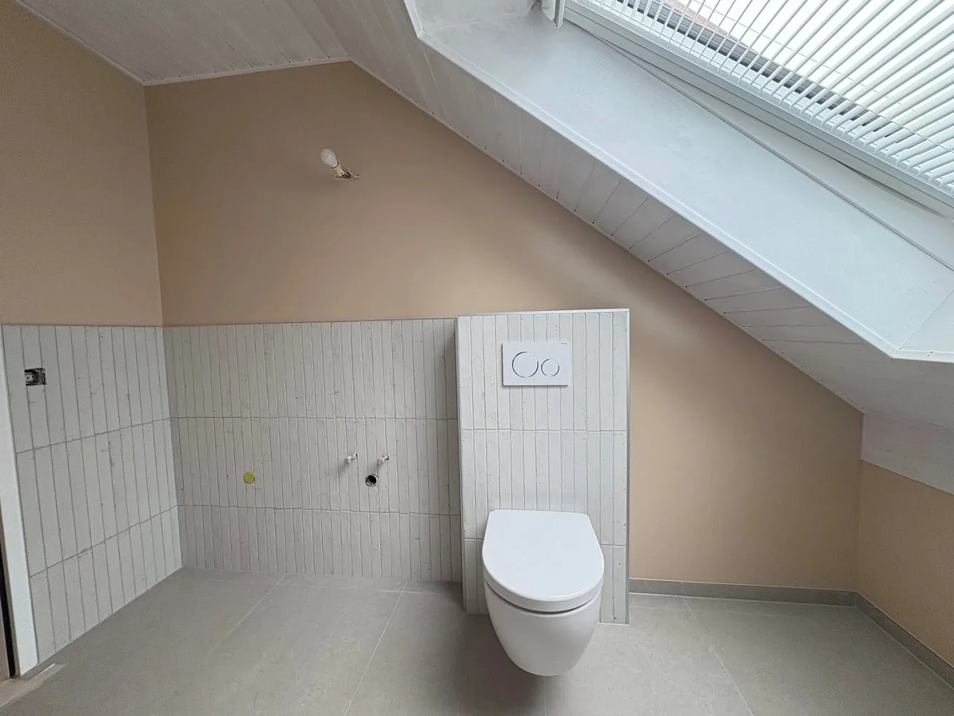 WC suspendu dans une salle de bain sous combles à Trélex