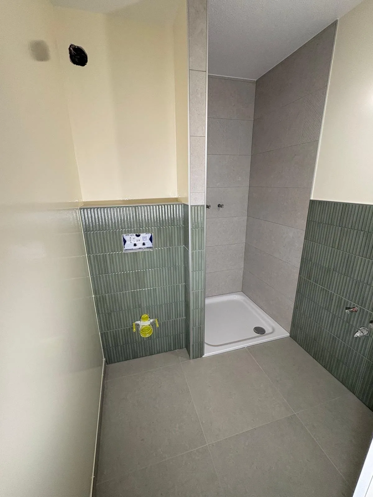 Salle de bain carrelée à Trélex