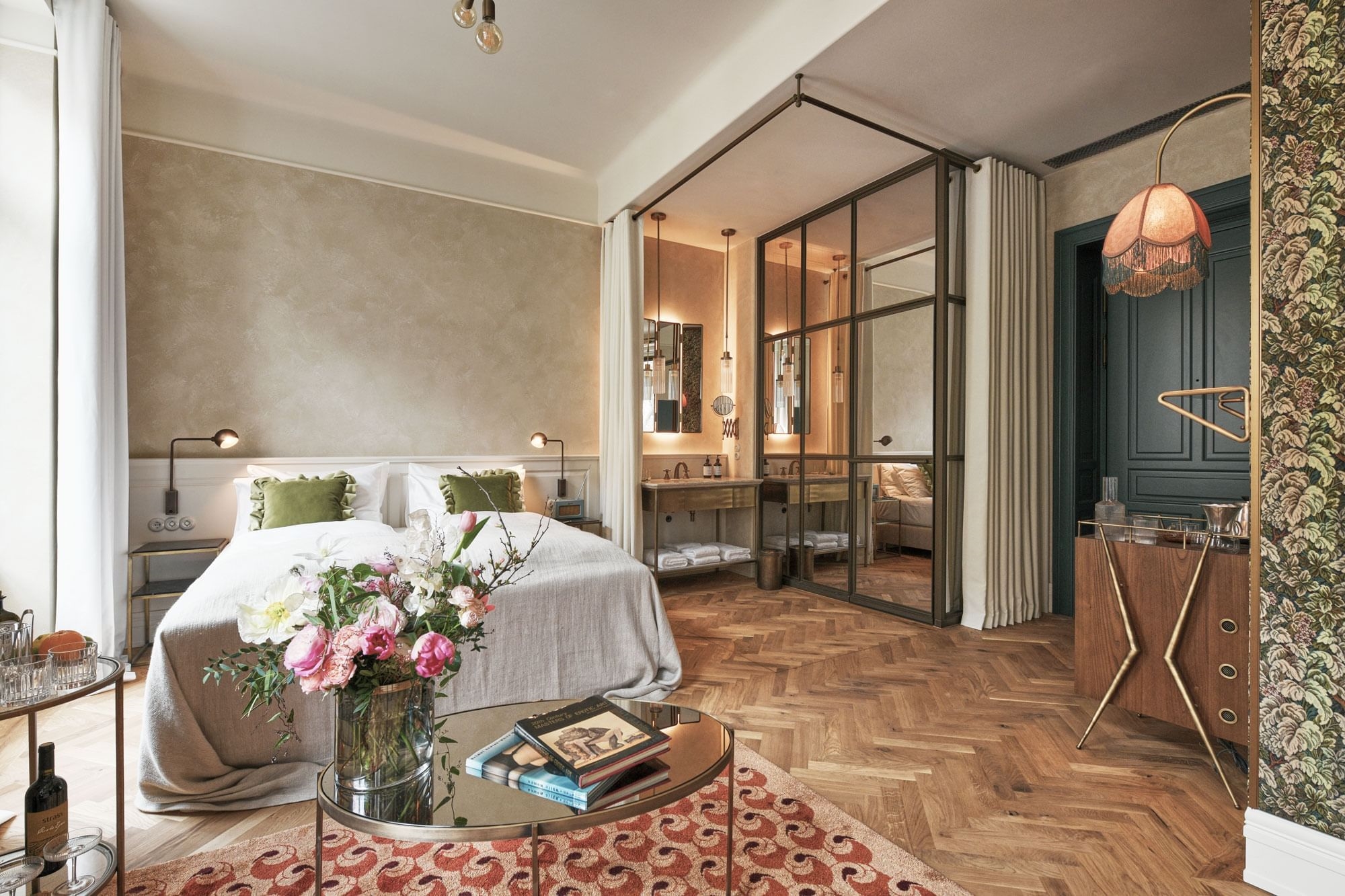 Room at Hotel MOTTO with herringbone floor, a glass-walled bathroom and a fringed pink lamp