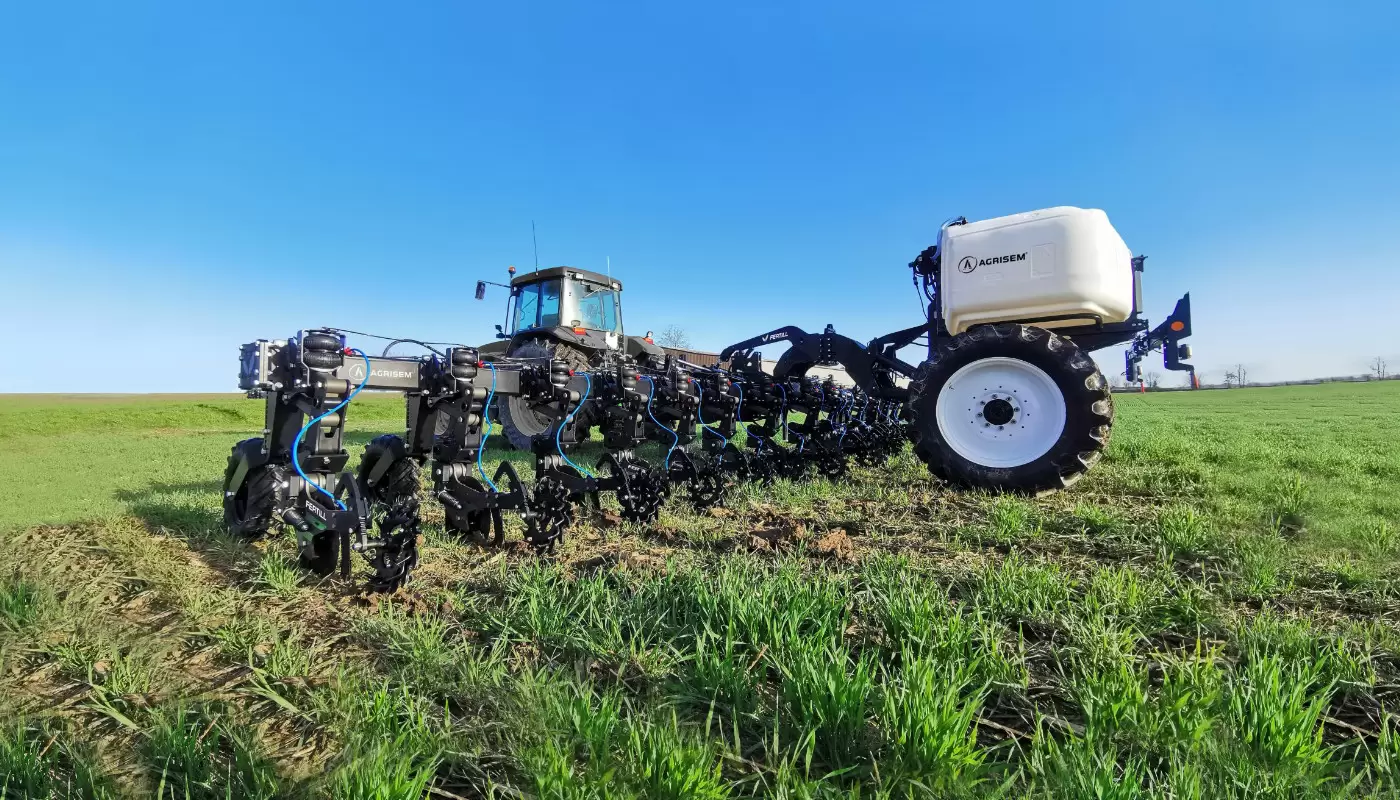 Cultivatorul FERTILL tractat pe teren pentru prelucrarea superficială a solului