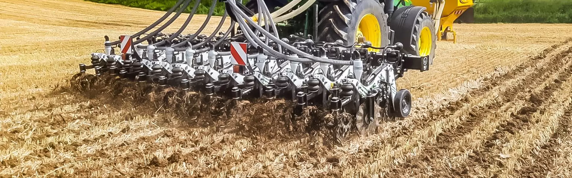 Utilajul Strip Cat II în lucru pentru prelucrarea solului în benzi prin tehnologia Strip-Till