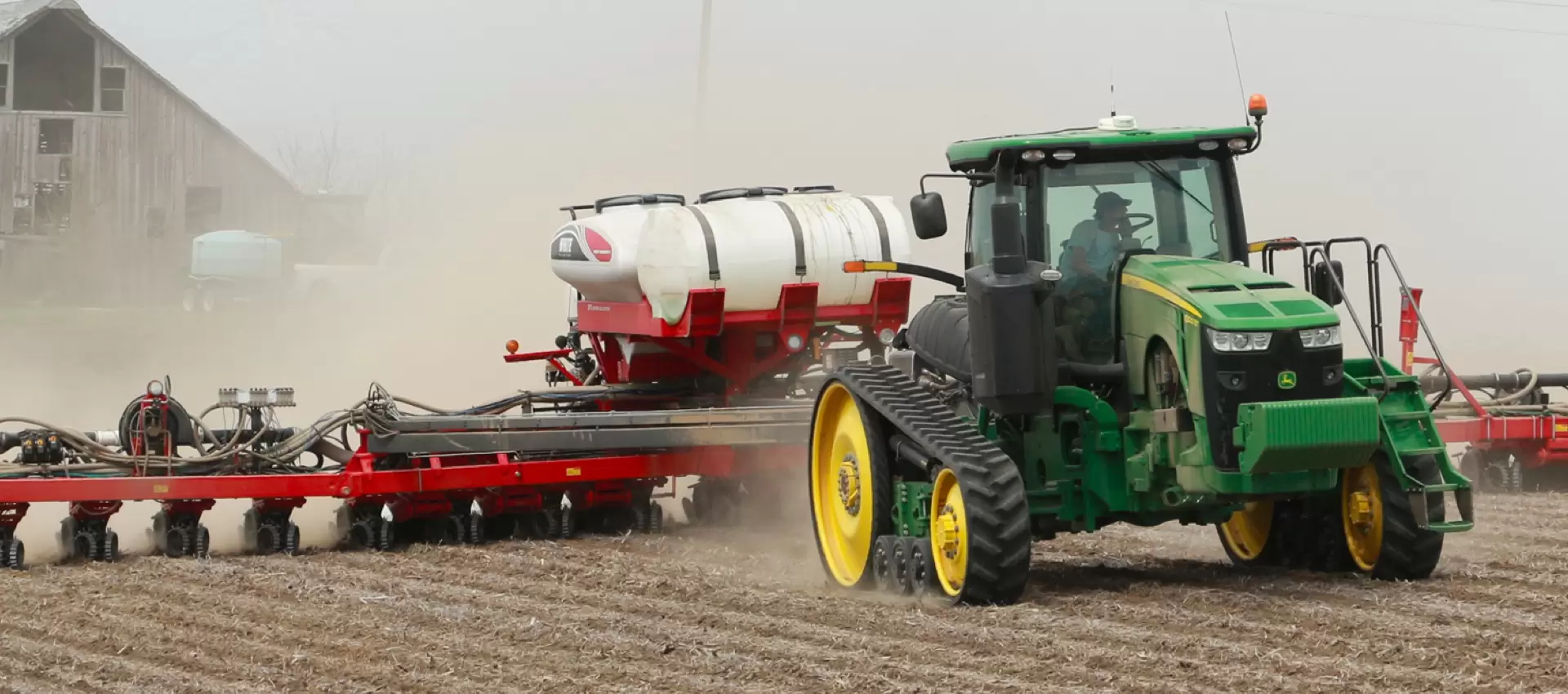 Tractor cu semănătoare echipată cu soluții Precision Planting pentru semănat de precizie