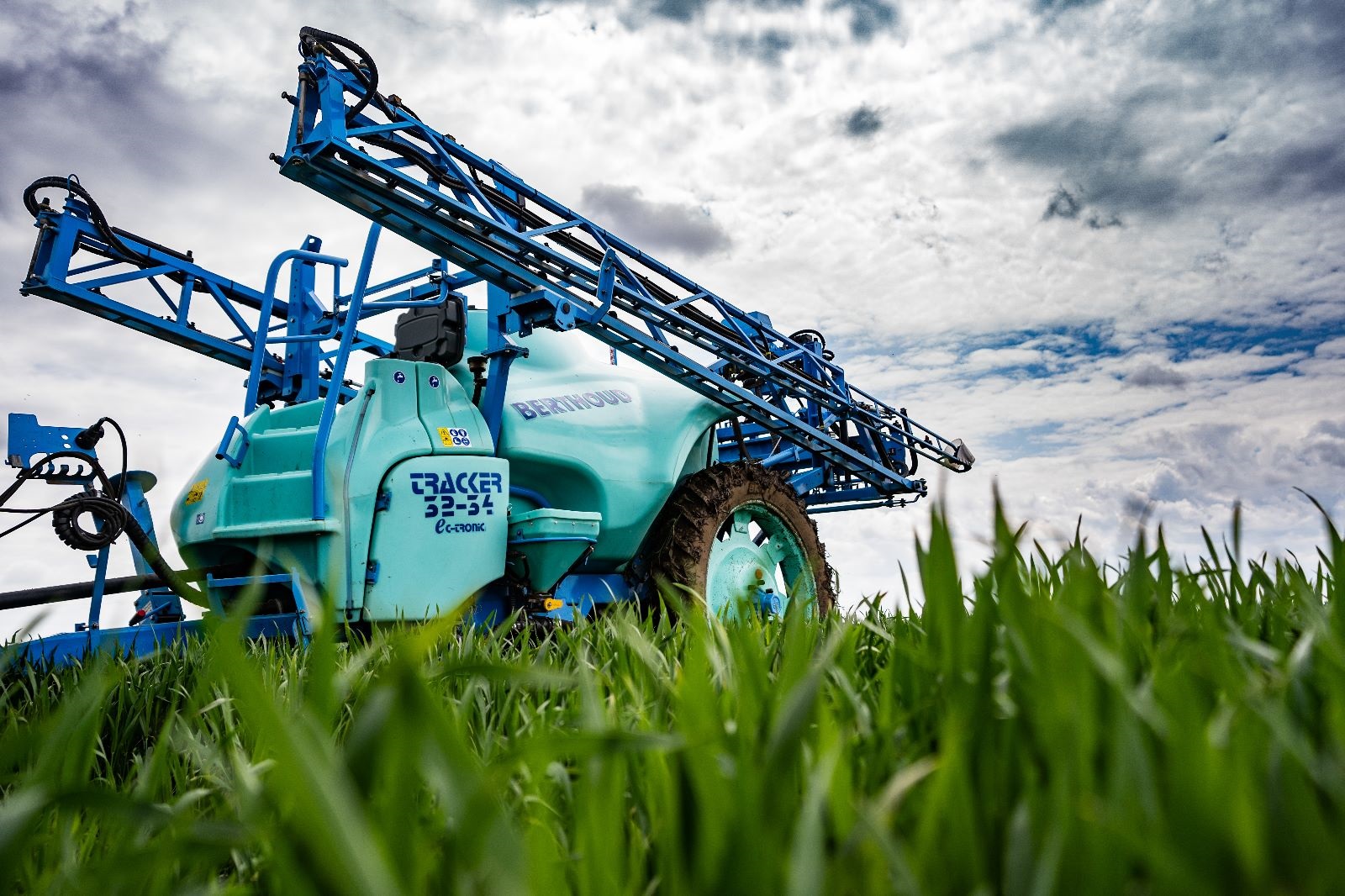 Berthoud Tracker trailed sprayer with a high-stability chassis for slopes