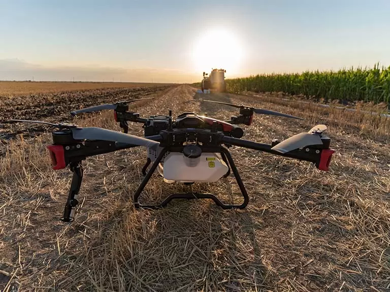 Dronă agricolă XAG P100 pentru stropire și împrăștiere