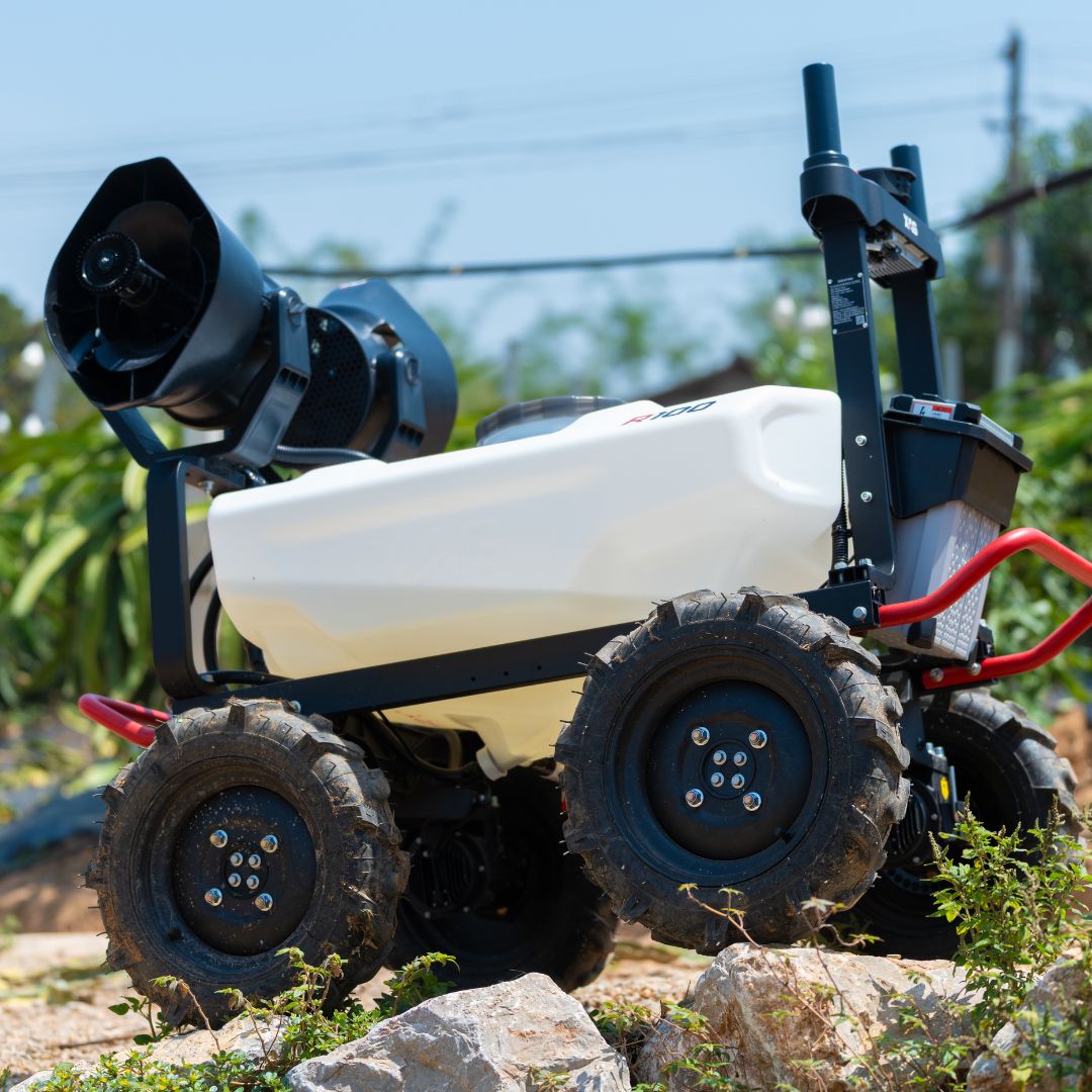 Robot agricol autonom XAG R100 echipat cu rezervor pentru pulverizarea precisă a culturilor.