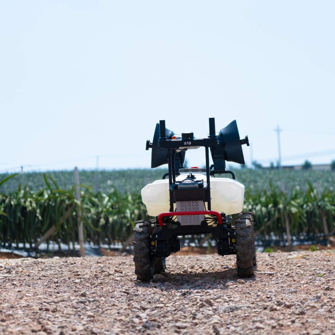 Robot agricol autonom XAG R100 utilizat pentru pulverizarea precisă a culturilor în câmp.