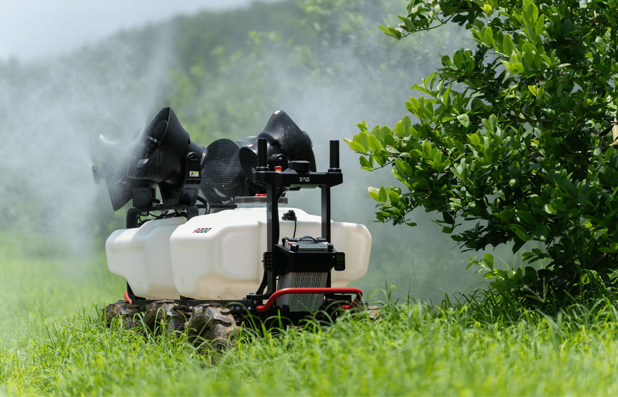 Robot agricol autonom XAG R200 pulverizând precis culturile într-o livadă.