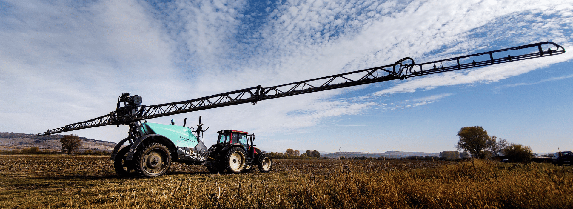 Mașină de erbicidat tractată Berthoud Vantage pe câmp agricol