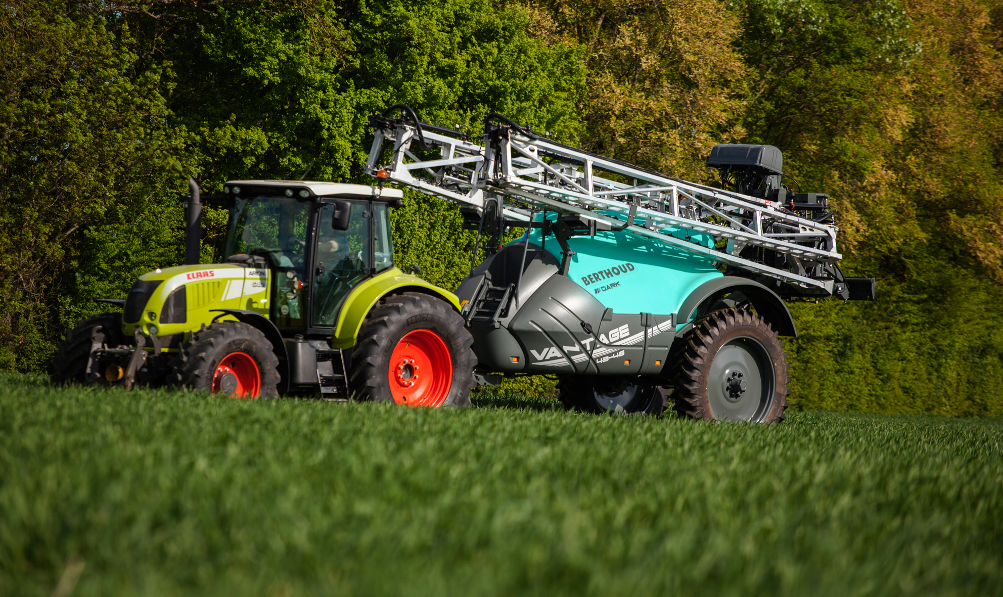 Mașină de erbicidat tractată Berthoud Vantage pe câmp agricol